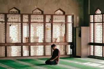 নামাজরত ব্যক্তির সামনে দিয়ে গেলে কী হয়