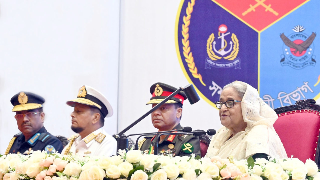 কিছু লোক লাশের ওপর দিয়ে ক্ষমতায় যেতে চায় : প্রধানমন্ত্রী