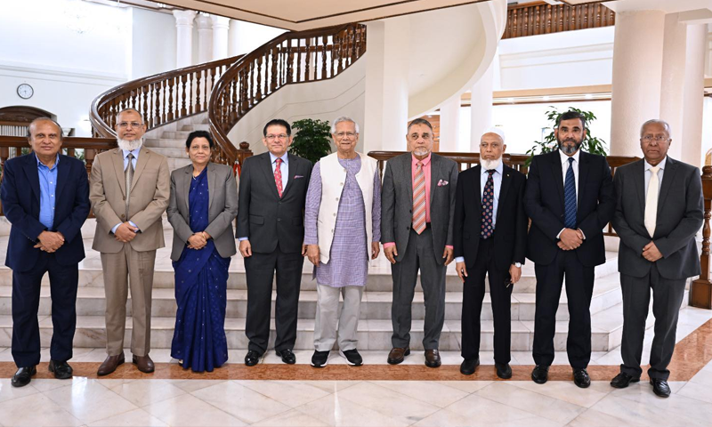 নির্বাচন-গণভোটের প্রস্তুতি সম্পর্কে প্রধান উপদেষ্টাকে অবহিত করলেন সিইসি