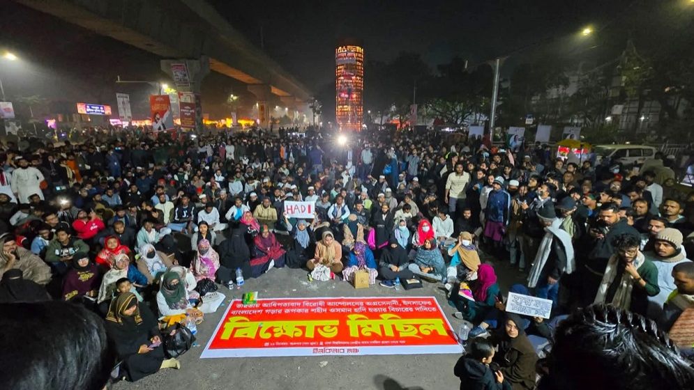 হাদি হত্যার বিচার দাবিতে শাহবাগে জমায়েত, রাতভর থাকার ঘোষণা