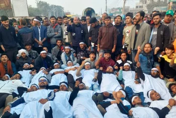 রাশেদ খাঁনকে অবাঞ্ছিত ঘোষণা, কাফনের কাপড় পরে বিক্ষোভ