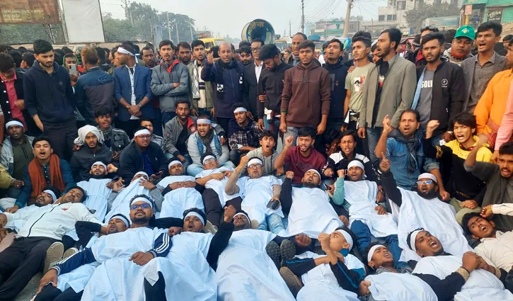 রাশেদ খাঁনকে অবাঞ্ছিত ঘোষণা, কাফনের কাপড় পরে বিক্ষোভ