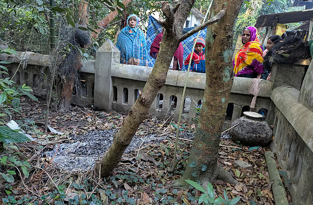 বিজয় দিবসের আগের রাতে বীর মুক্তিযোদ্ধার কবরে আগুন