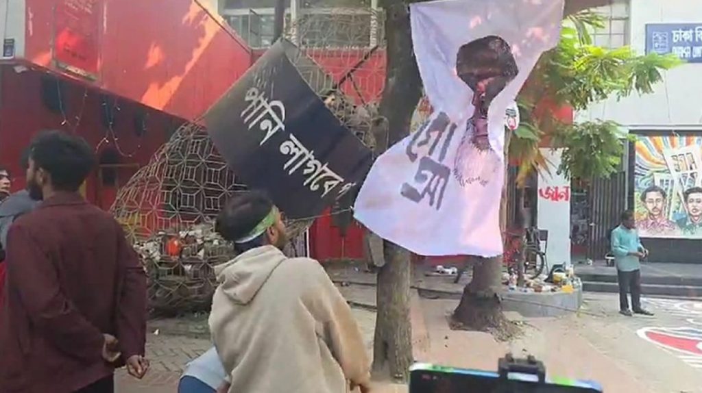 ডাকসুর সামনে গোলাম আজমের ছবিতে জুতা নিক্ষেপ