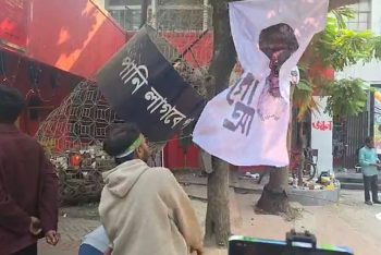 ডাকসুর সামনে গোলাম আজমের ছবিতে জুতা নিক্ষেপ