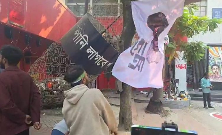 ডাকসুর সামনে গোলাম আজমের ছবিতে জুতা নিক্ষেপ