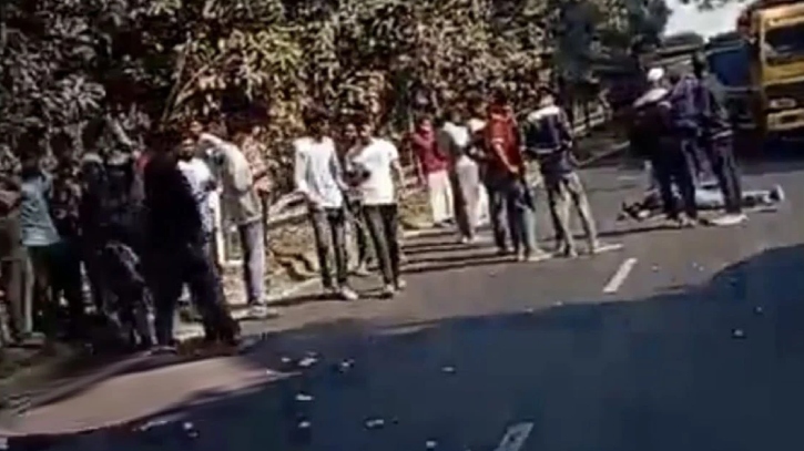 কুষ্টিয়ায় কাভার্ডভ্যানের চাপায় ২ পুলিশ সদস্য নিহত