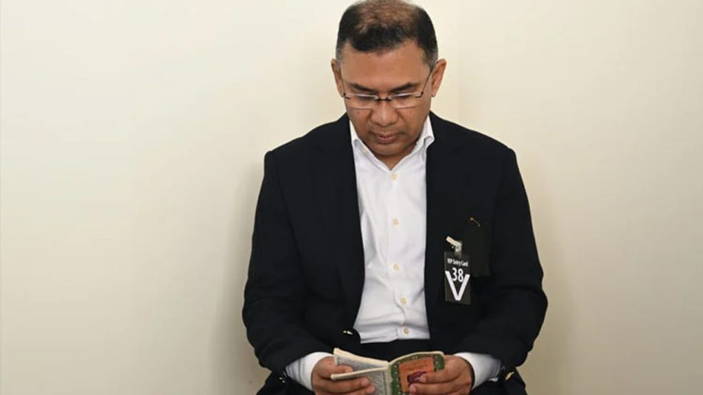 মায়ের কফিনের পাশে তারেক রহমানের কুরআন তিলাওয়াত