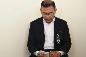 মায়ের কফিনের পাশে তারেক রহমানের কুরআন তিলাওয়াত