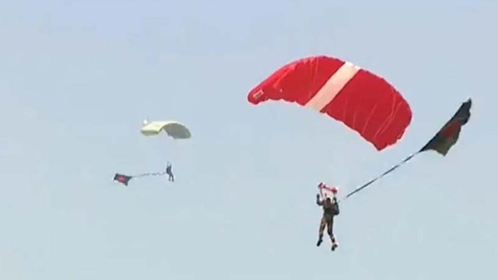 পতাকা হাতে ৫৪ বাংলাদেশি প্যারাট্রুপারের বিশ্বরেকর্ড