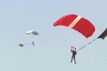 পতাকা হাতে ৫৪ বাংলাদেশি প্যারাট্রুপারের বিশ্বরেকর্ড