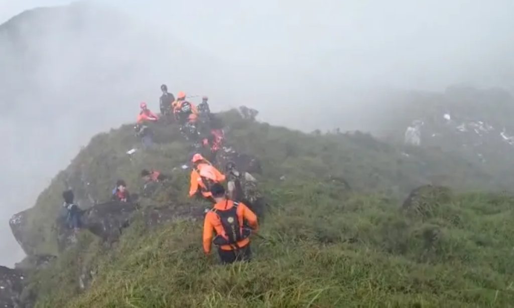 ইন্দোনেশিয়ায় ১১ আরোহী নিয়ে নিখোঁজ বিমানের ধ্বংসাবশেষ উদ্ধার