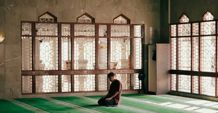 নামাজরত ব্যক্তির সামনে দিয়ে গেলে কী হয়