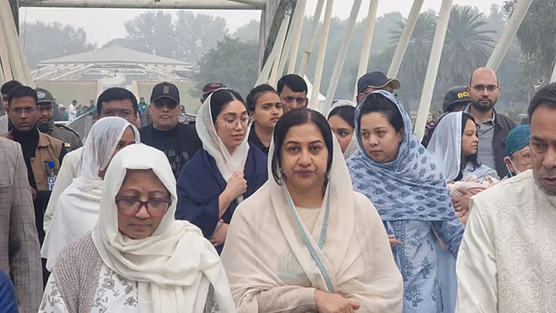 খালেদা জিয়ার কবর জিয়ারত করলেন জাইমাসহ পরিবারের সদস্যরা