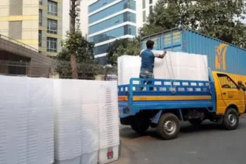 কেন্দ্রে কেন্দ্রে পৌঁছাচ্ছে ভোটের ব্যালট-সরঞ্জাম