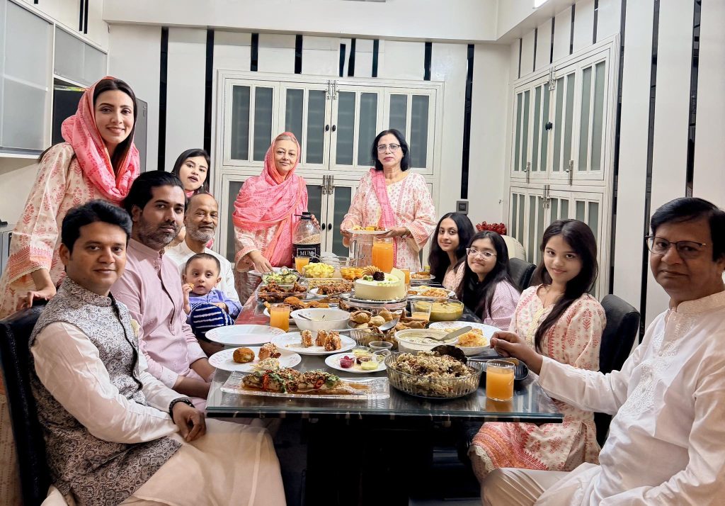 প্রিয়জনদের নিয়ে ইফতার করলেন মিম