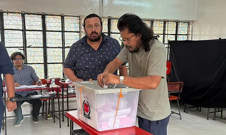 দেশে যেন শান্তি আসে, বললেন জেমস