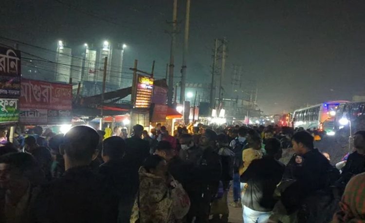 ভোটের ছুটি: ঘরমুখো মানুষের ভিড়, ফাঁকা হচ্ছে ঢাকা