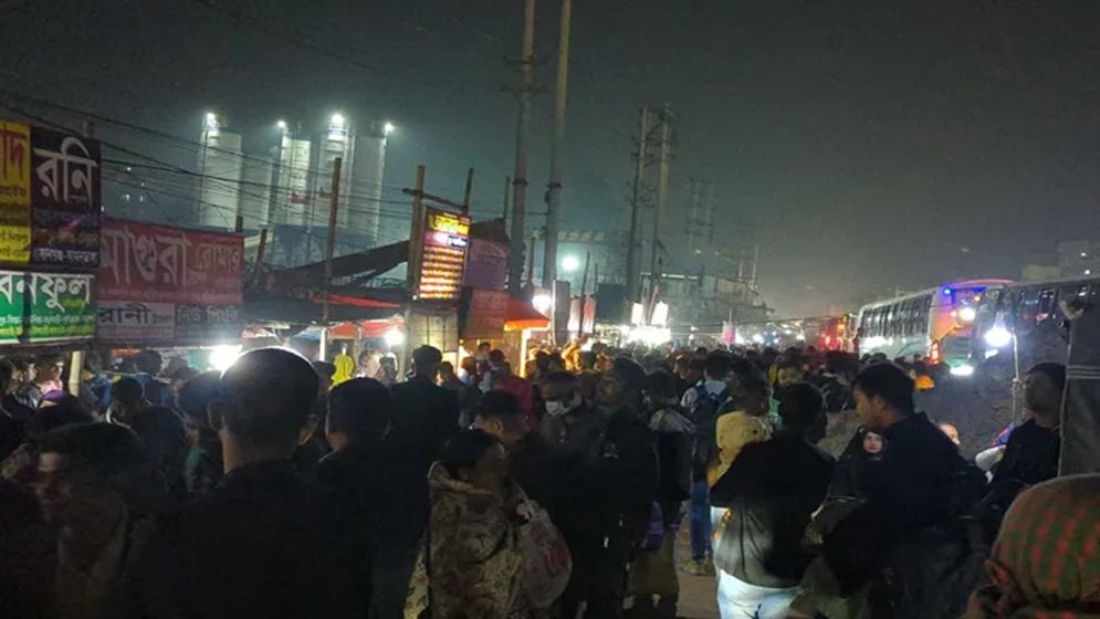 ভোটের ছুটি: ঘরমুখো মানুষের ভিড়, ফাঁকা হচ্ছে ঢাকা