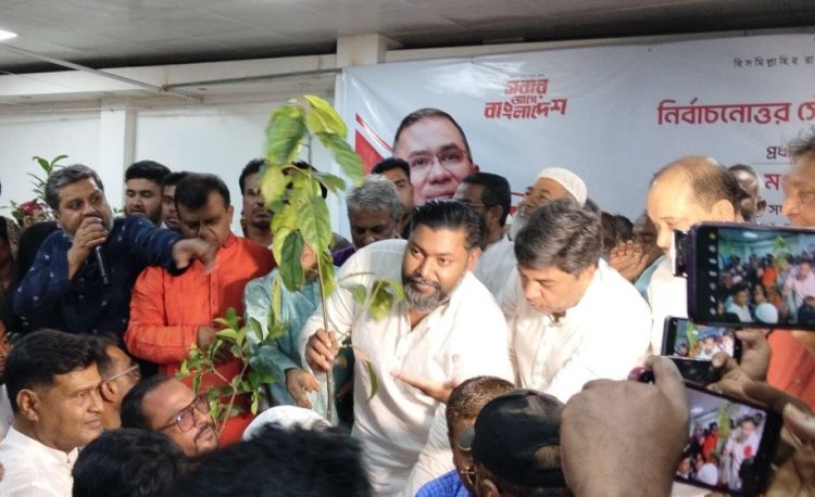 ফুলের তোড়া নয়, গাছের চারা চাইলেন এমপি রনি