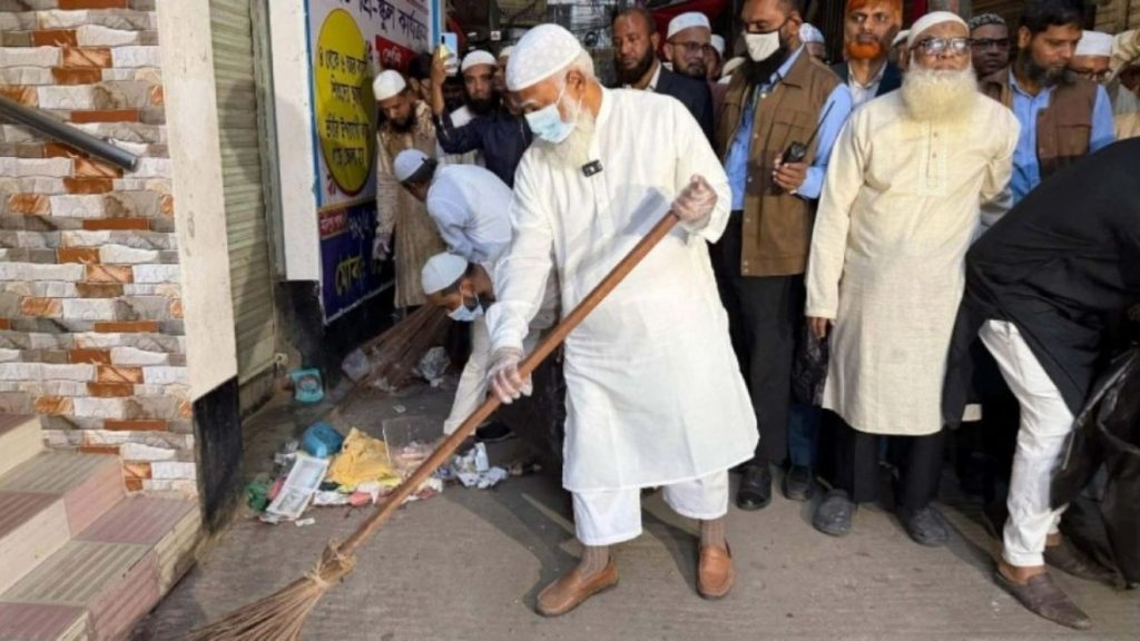 ফজরের পর মিরপুরে রাস্তা পরিষ্কার করলেন জামায়াত আমির