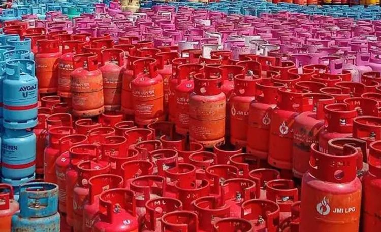 এলপি গ্যাসের দাম বাড়বে নাকি কমবে, জানা যাবে আজ