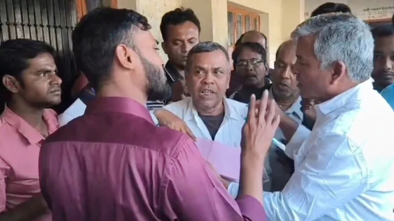 যশোর সদরে সিল চুরি, ব্যালট সংকট, কেন্দ্রে উত্তেজনা