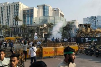 ব্যারিকেড ভেঙে যমুনা অভিমুখে ইনকিলাব মঞ্চ, জলকামান-টিয়ারগ্যাস নিক্ষেপ