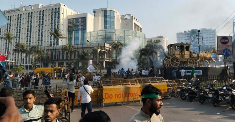 ব্যারিকেড ভেঙে যমুনা অভিমুখে ইনকিলাব মঞ্চ, জলকামান-টিয়ারগ্যাস নিক্ষেপ