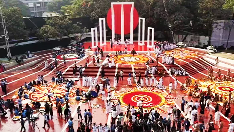 কেন্দ্রীয় শহীদ মিনারে সর্বস্তরের মানুষের শ্রদ্ধা